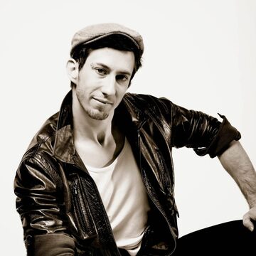 Portrait de Fabien Milet, casquette et veste de cuir.