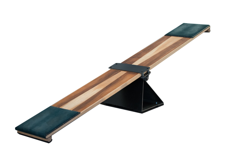 La bascule coréenne de la compagnie, une planche de bois montée sur un socle métallique.