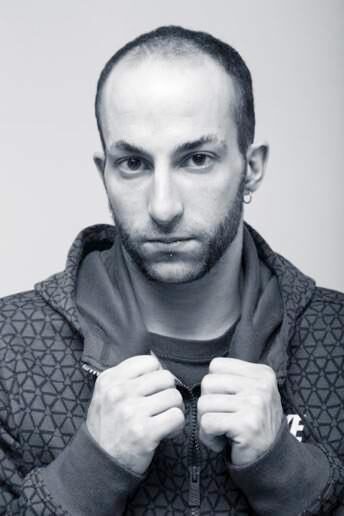 Karim Randé de profil, en noir et blanc.