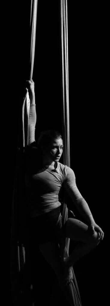 Silvana Sanchirico en suspension sur un tissu aérien.