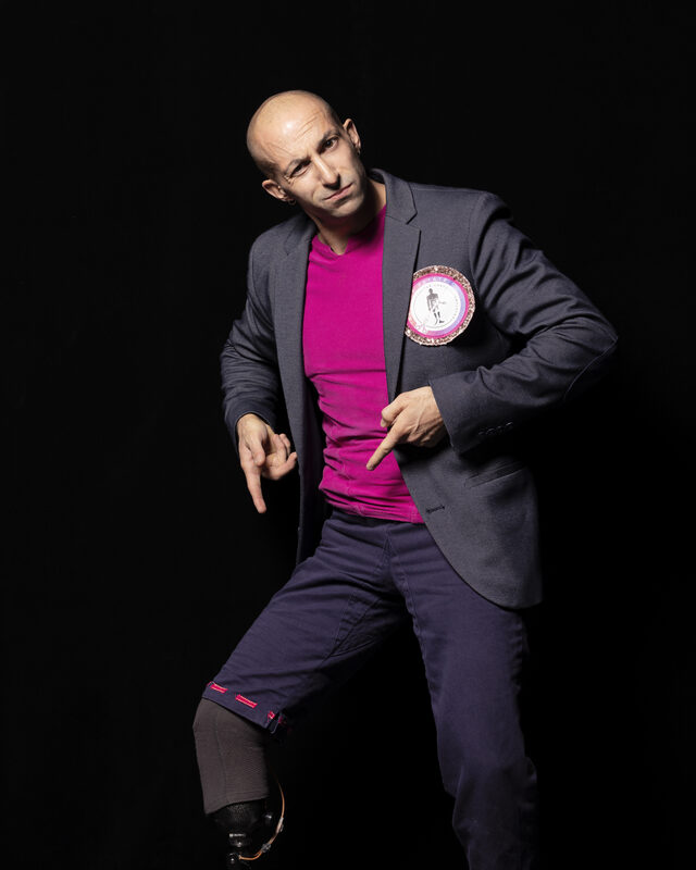 Portrait de Karim Randé en blouse blanche, artiste de la Compagnie Bancale