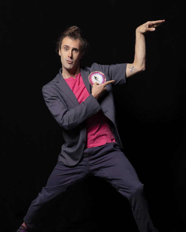 Portrait de Pablo Valarcher en blouse blanche, artiste de la Compagnie Bancale