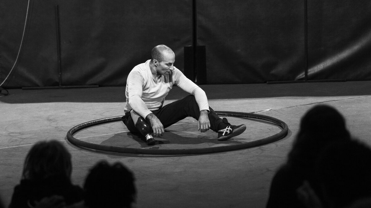 Artiste en roue Cyr sur le plateau du spectacle Monsieur Patate